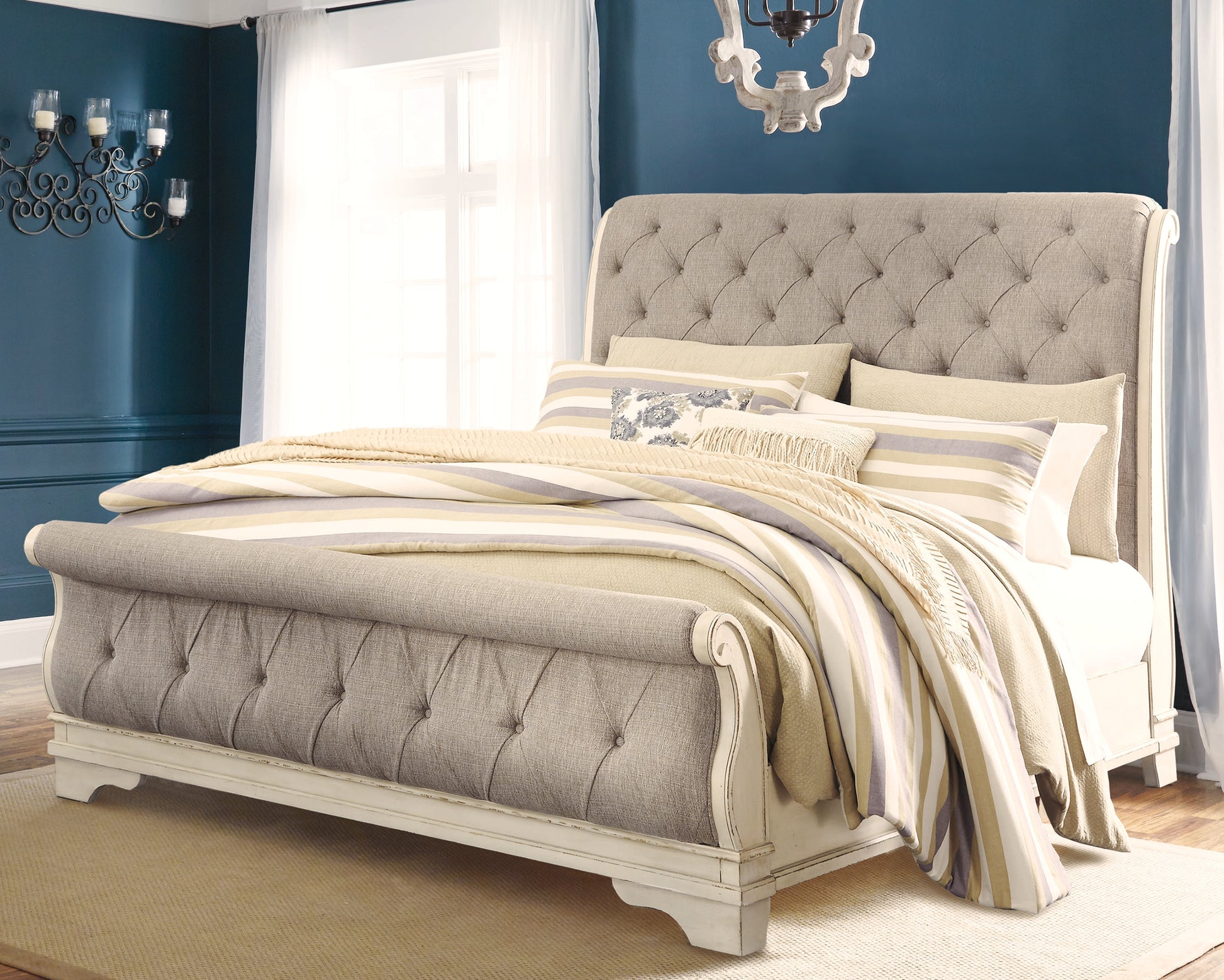 Realyn Queen Sleigh Bed - Ashley Furniture - Brunei